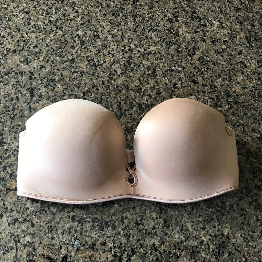 Victoria’s Secret bombshell strapless bra